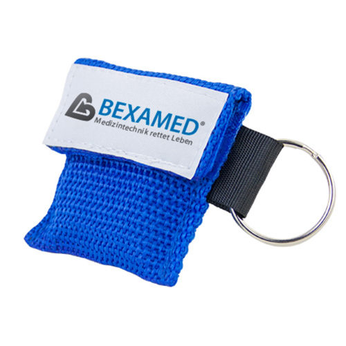 beatmungstuch-schuluesselanhaenger-bexamed Beatmungstuch im Schlüsselanhänger mit blauem Material mit BEXAMED Logo