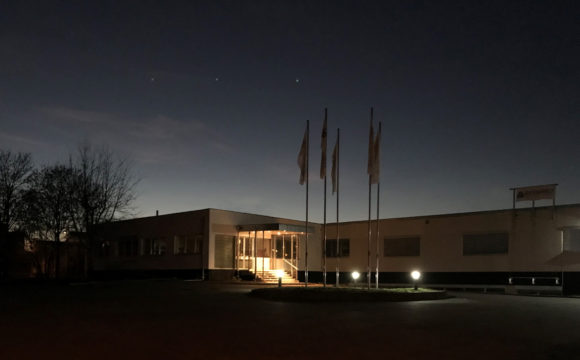 Nachtaufnahme des Firmenstandortes der BEXAMED GmbH in Fürth, Bayern