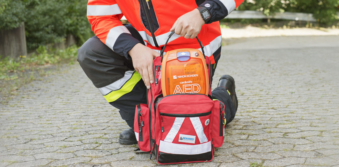 Notfallsanitäter bereitet einen NIHON KOHDEN 3100 Defibrillator zum Einsatz vor