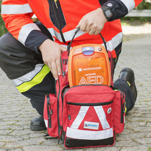 Notfallsanitäter bereitet einen NIHON KOHDEN 3100 Defibrillator zum Einsatz vor