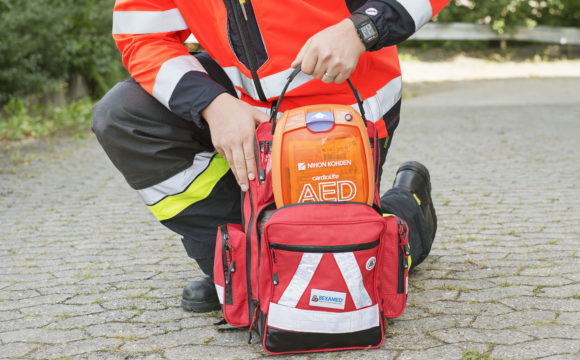 Notfallsanitäter bereitet einen NIHON KOHDEN 3100 Defibrillator zum Einsatz vor