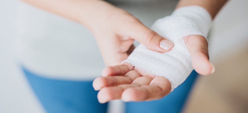 Angelegter Verband an einer verletzten Hand