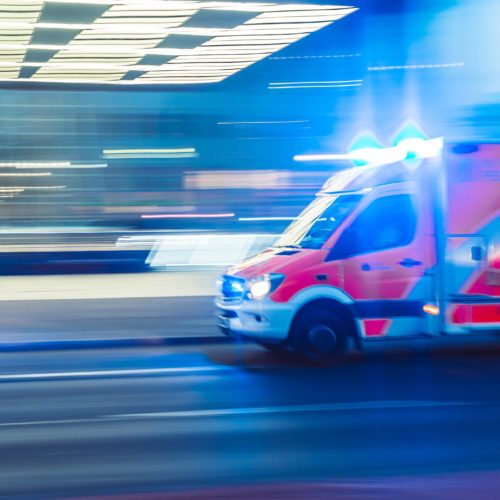 Ein Krankenwagen mit Blaulicht