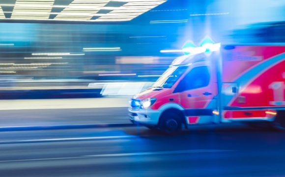 Ein Krankenwagen mit Blaulicht