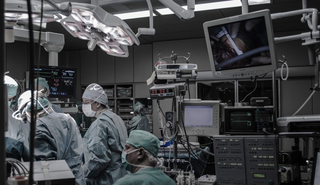 Ärzte OP in einem Krankenhaus mit medizinischen Geräten im Hintergrund